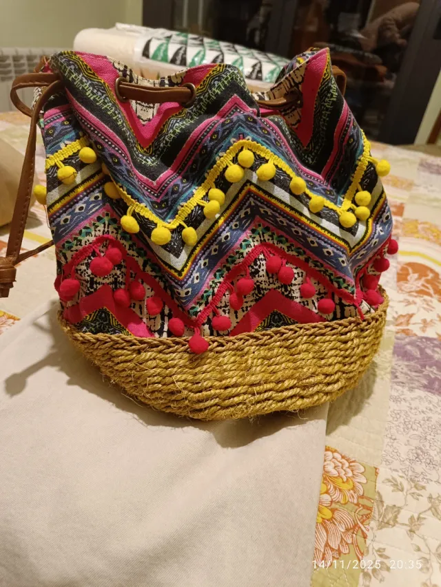 Bolso rafia flecos y pompones