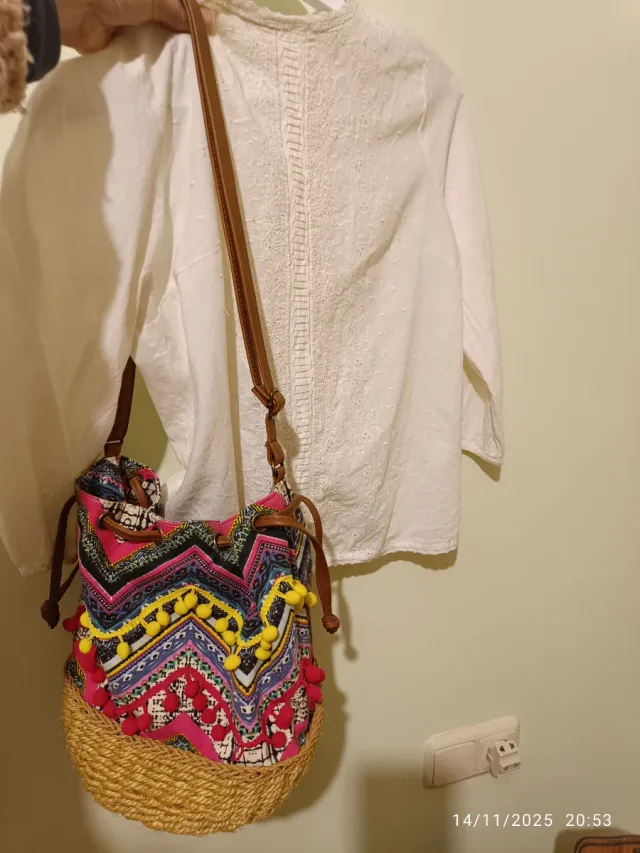 Bolso rafia flecos y pompones