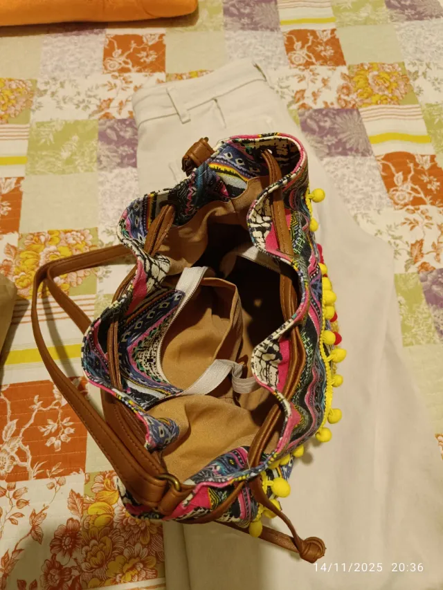 Bolso rafia flecos y pompones