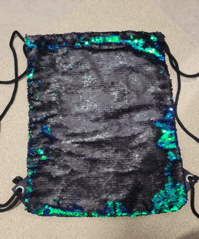 Zaino con corde e paillettes