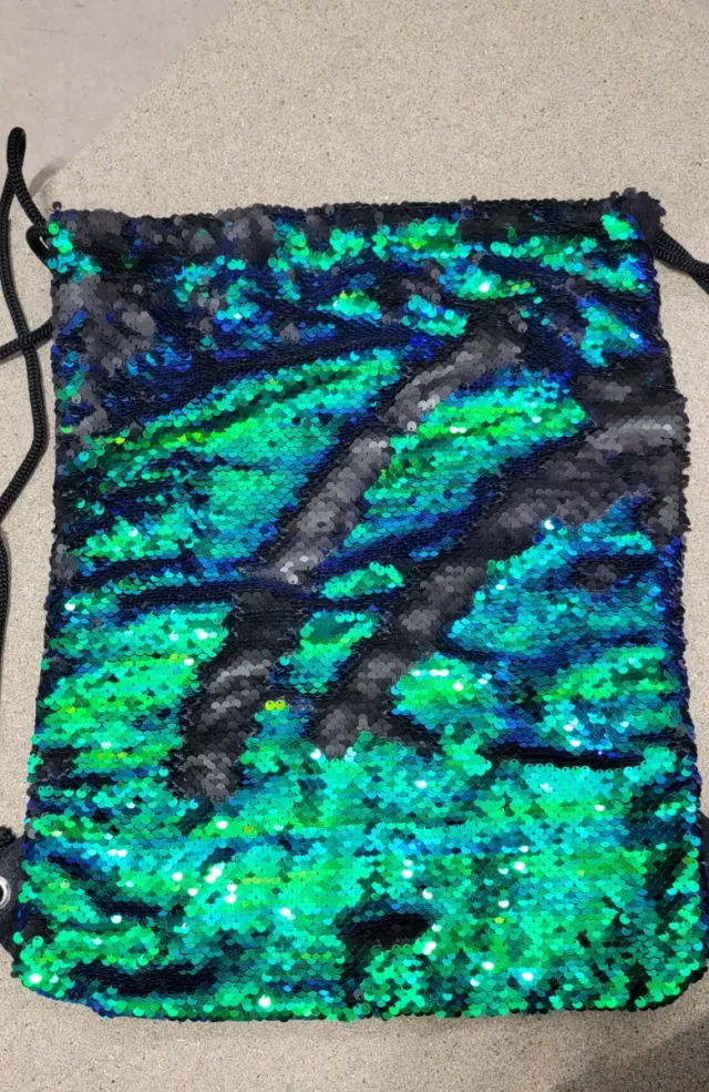 Zaino con corde e paillettes