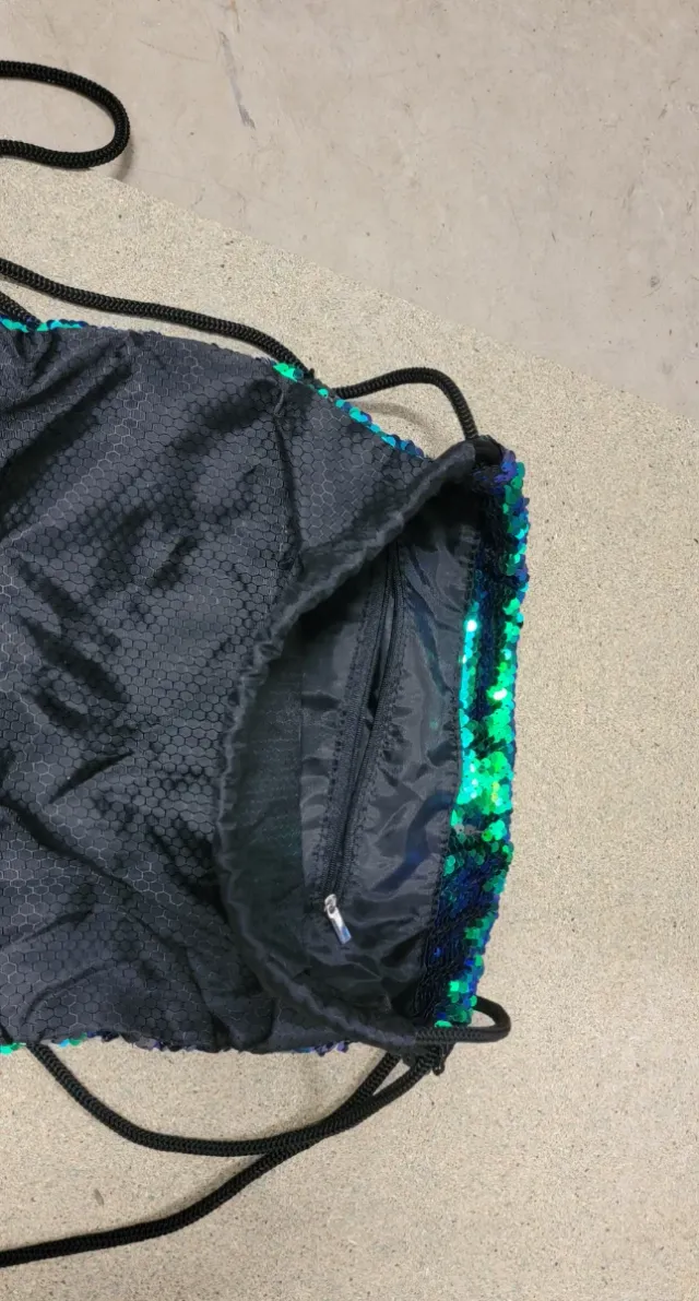 Zaino con corde e paillettes