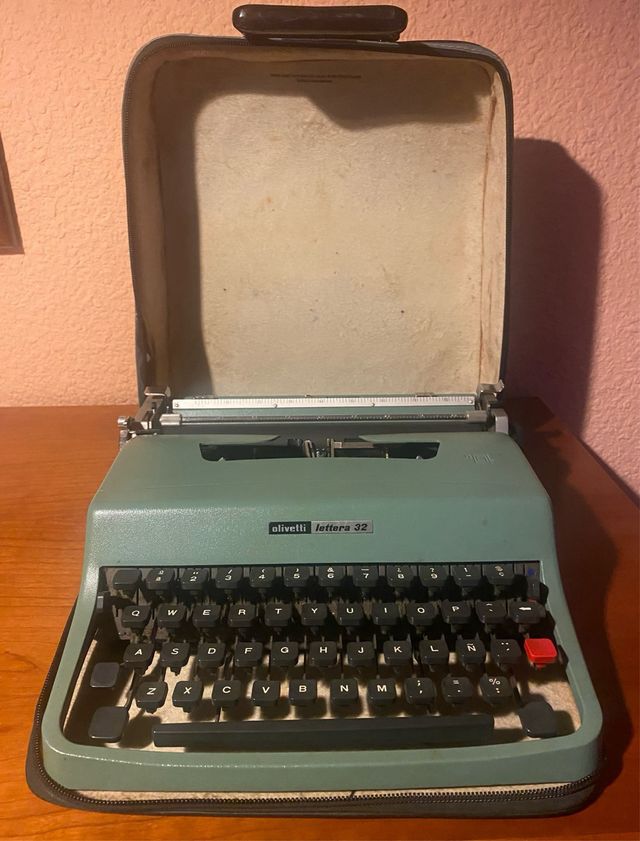 Máquina de escribir Olivetti Lettera 32