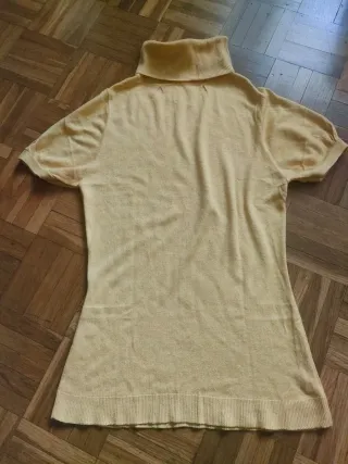 Jersey amarillo cuello alto manga corta