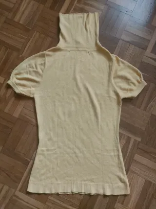 Jersey amarillo cuello alto manga corta