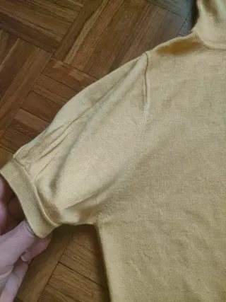 Jersey amarillo cuello alto manga corta