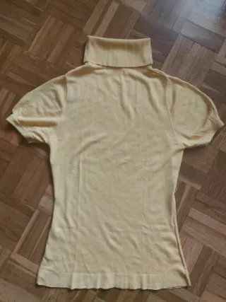 Jersey amarillo cuello alto manga corta