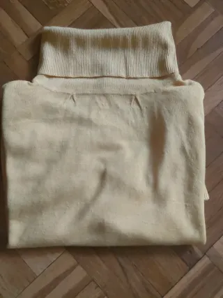 Jersey amarillo cuello alto manga corta