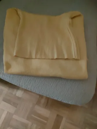 Jersey amarillo cuello alto manga corta