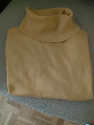 Jersey amarillo cuello alto manga corta