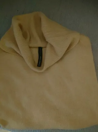 Jersey amarillo cuello alto manga corta