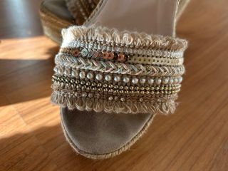 Sandalias cuña beige y multicolor T.36