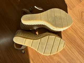 Sandalias cuña beige y multicolor T.36