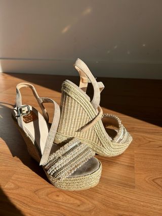 Sandalias cuña beige y multicolor T.36