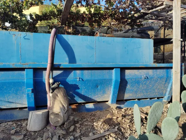 Cuba de agua para riego