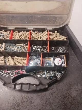 2 Cajas de Tornillos  Tacos arandelas brocas etc..