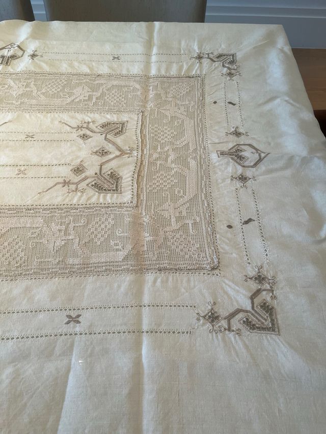 Tovaglia beige in tessuto con ricamo