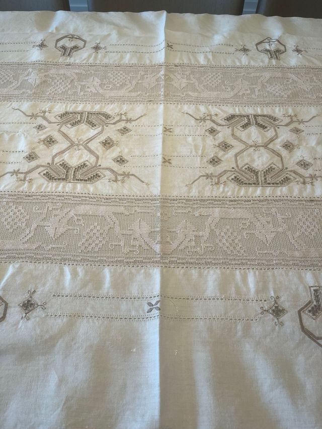 Tovaglia beige in tessuto con ricamo