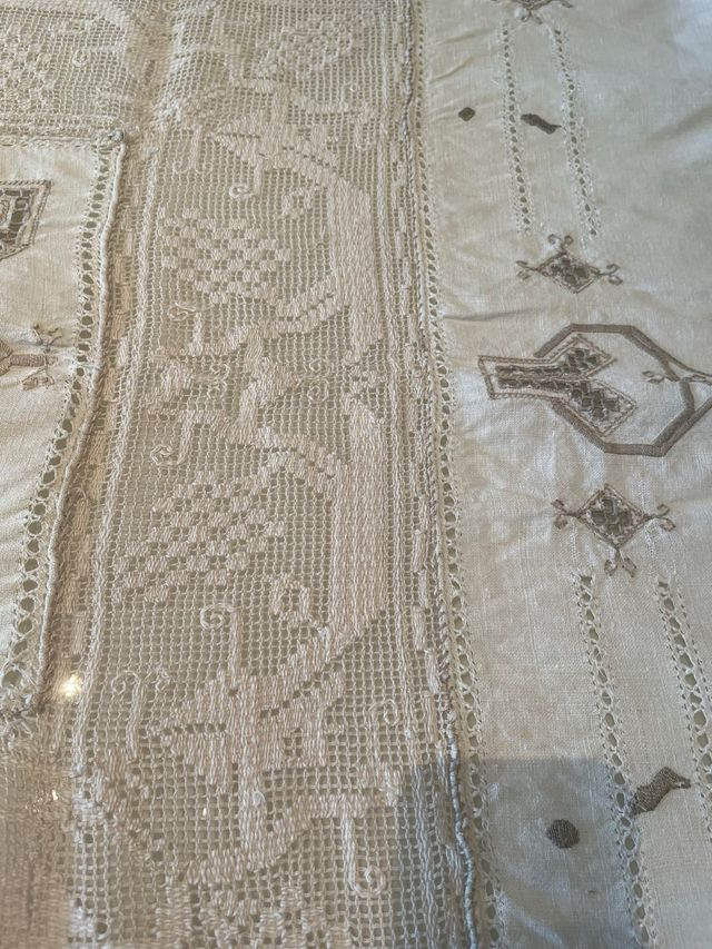 Tovaglia beige in tessuto con ricamo