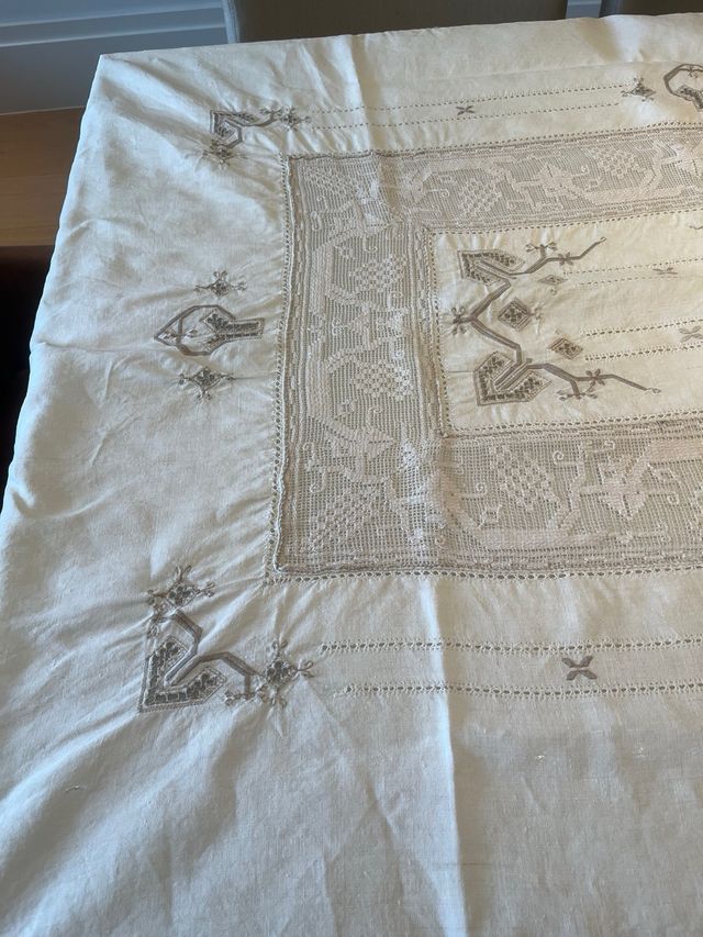 Tovaglia beige in tessuto con ricamo