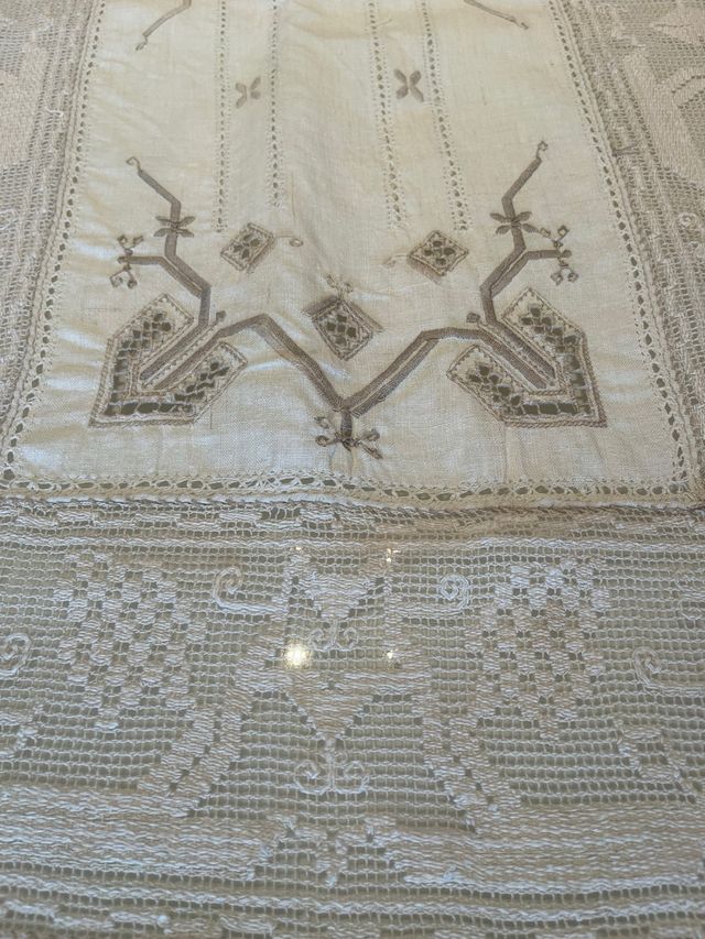 Tovaglia beige in tessuto con ricamo