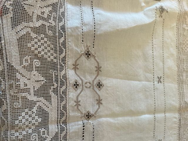 Tovaglia beige in tessuto con ricamo