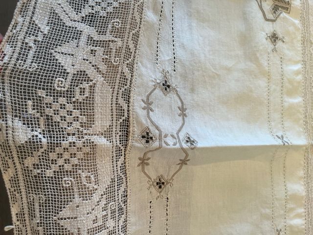 Tovaglia beige in tessuto con ricamo