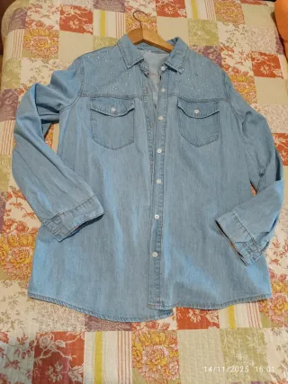 Camisa casual vaquera con pedrería