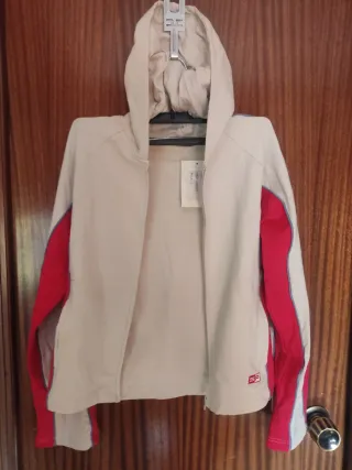 Chaqueta deportiva beige y roja con capucha