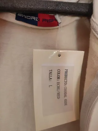 Chaqueta deportiva beige y roja con capucha