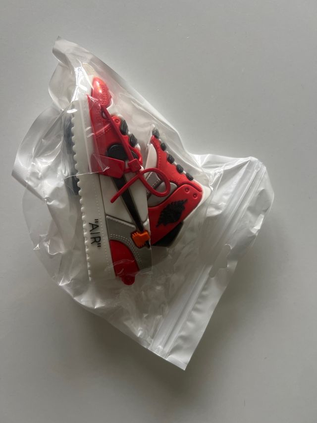 Estuche AirPods Jordan 1 Rojo y Blanco