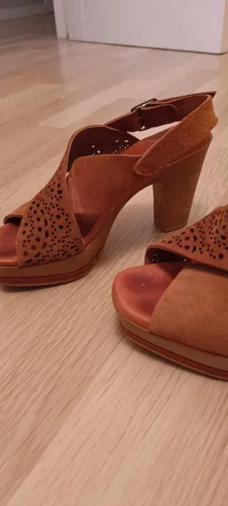 Sandalias de tacón marrones