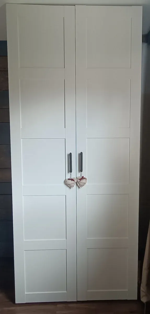 Puerta blanca Ikea, Bergsbo