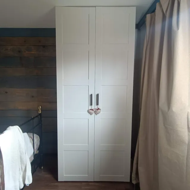 Puerta blanca Ikea, Bergsbo