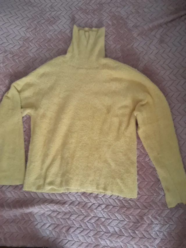 Jersey cuello alto amarillo