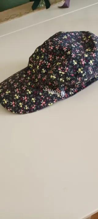 Gorra floral Sweety sin usar