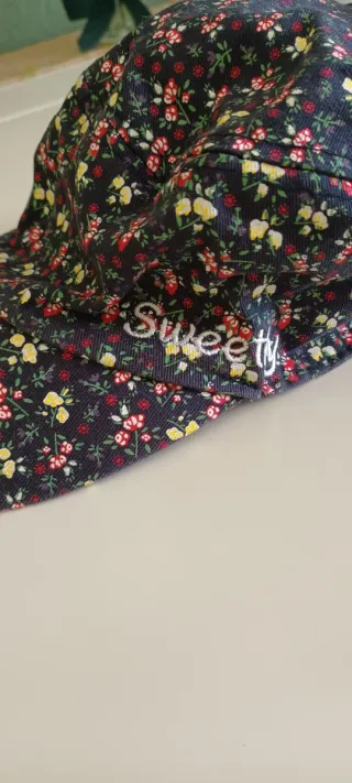 Gorra floral Sweety sin usar