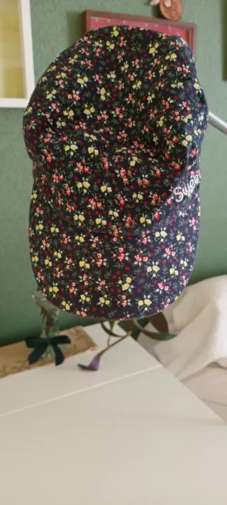 Gorra floral Sweety sin usar