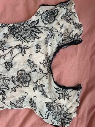 Blusa floral transparente con encaje