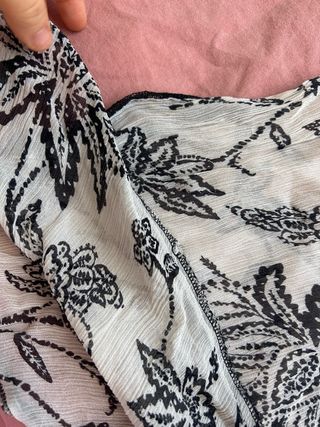 Blusa floral transparente con encaje