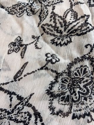 Blusa floral transparente con encaje