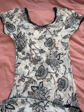 Blusa floral transparente con encaje