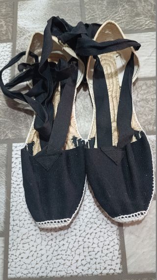 Alpargatas negras con lazos