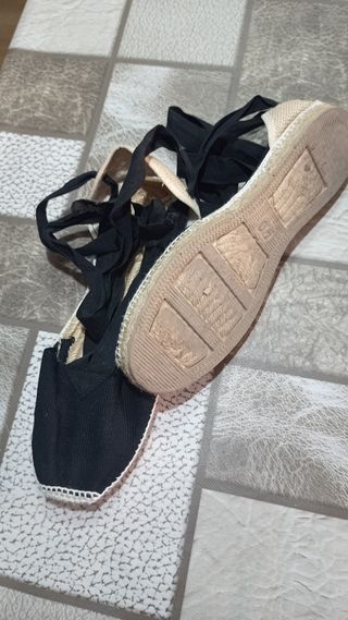 Alpargatas negras con lazos