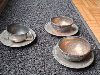 Set di 3 tazze e piatti antichi