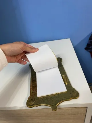 Bloc de notas antiguo en ottone