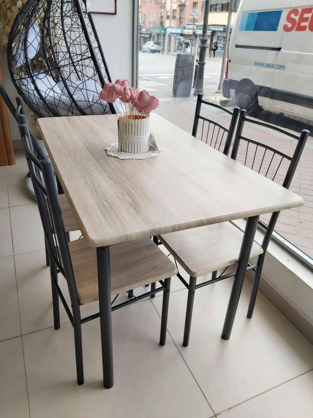 Tavolo e 4 sedie per bar/ristorante