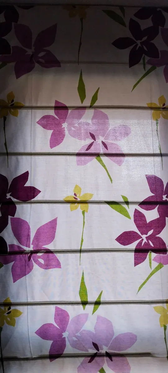 Estores con flores moradas y amarillas