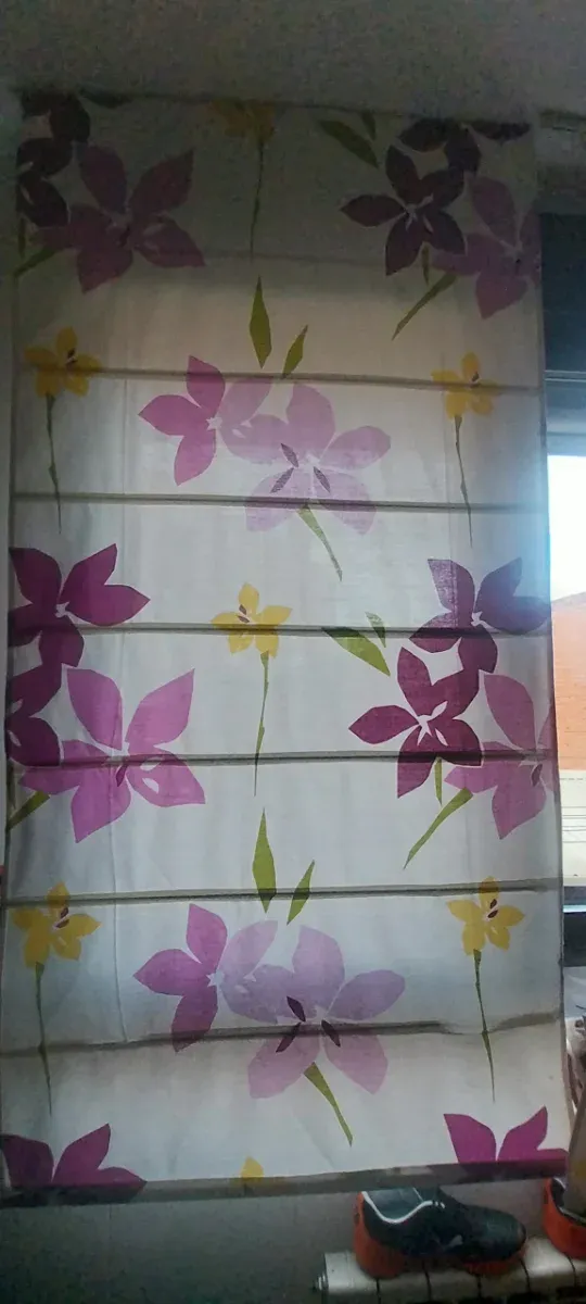 Estores con flores moradas y amarillas