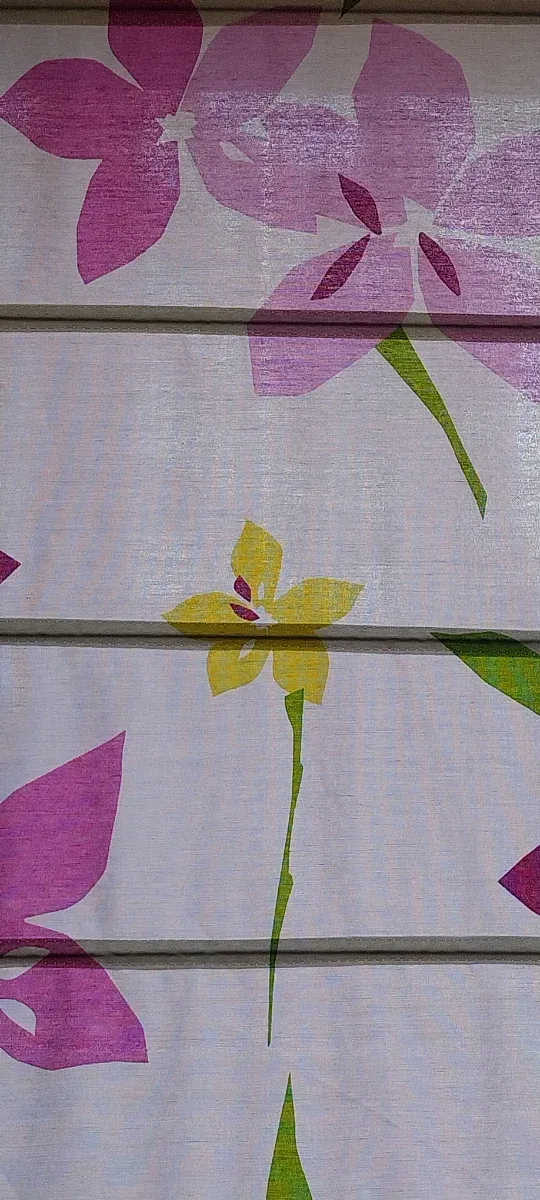 Estores con flores moradas y amarillas